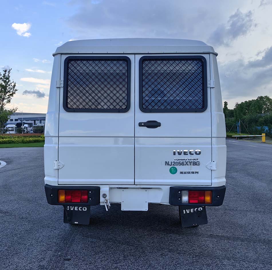 依维柯牌NJ2056XYBG型运兵车