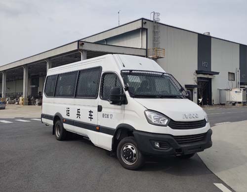 依维柯牌NJ5056XYBJE型运兵车