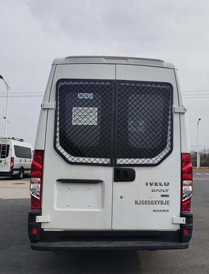 依维柯牌NJ5056XYBJE型运兵车